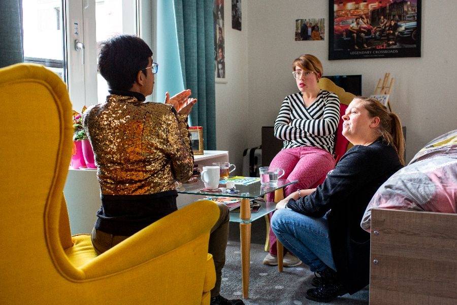 Bewoners van Centrum Campus Oosterheem met elkaar in gesprek