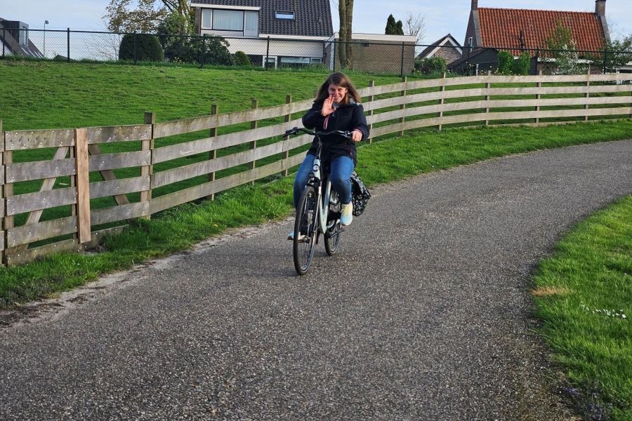 een bewoner van woonlocatie Noordhoek op de fiets